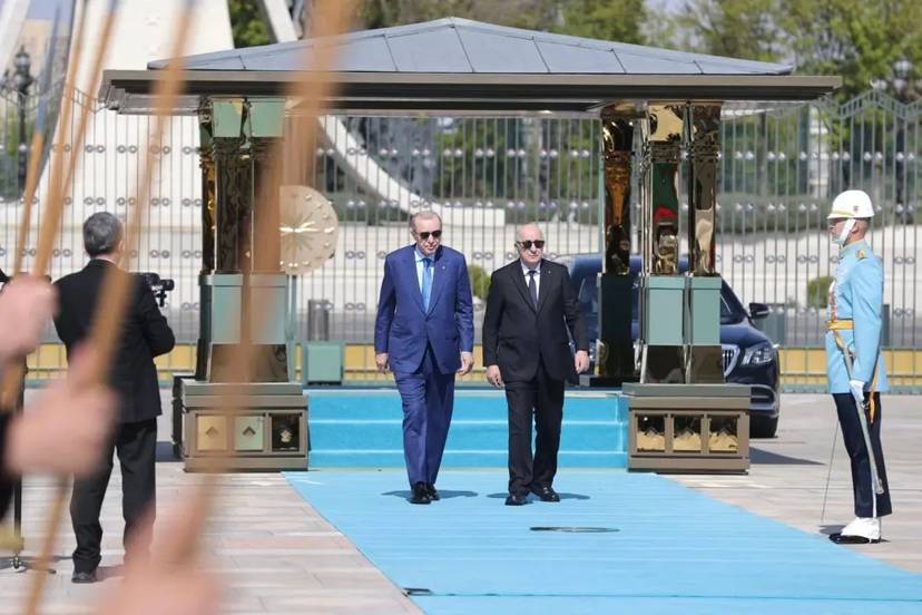 The President of the Republic Abdelmadjid Tebboune on Thursday afternoon was accorded an official welcome by his brother, Turkish President Recep Tayyip Erdogan, at the Presidential Complex in Ankara