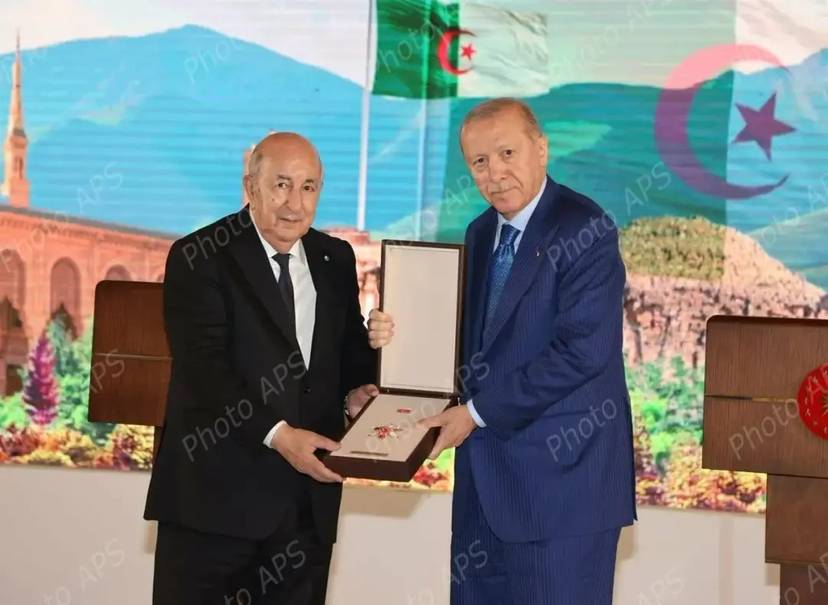 رئيس الجمهورية يوشح بوسام مصف الدولة من قبل نظيره التركي